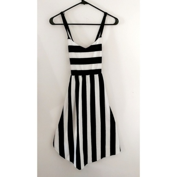 Dresses & Skirts - Vertical Stripe Midi Dress